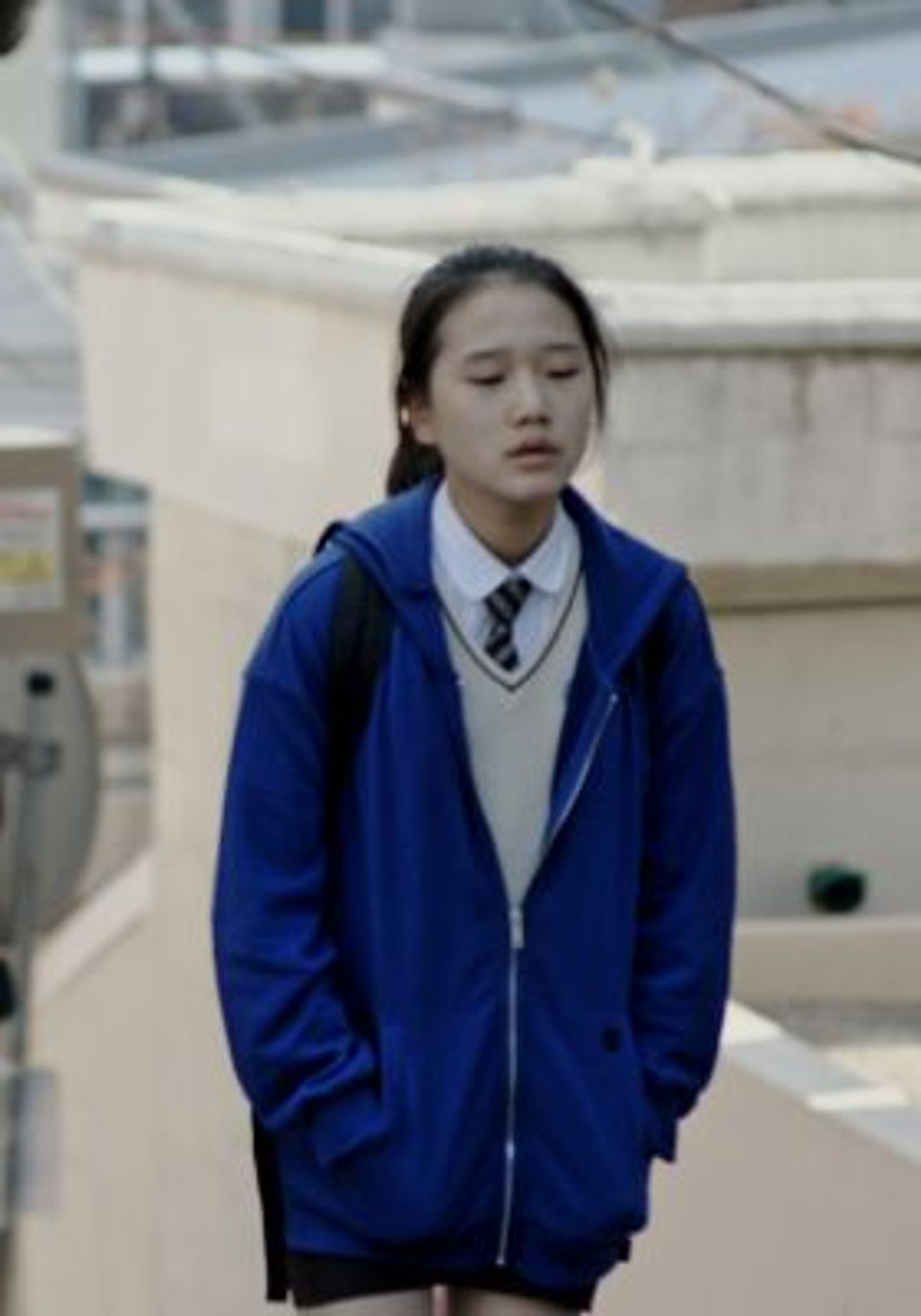 사과 앞에서