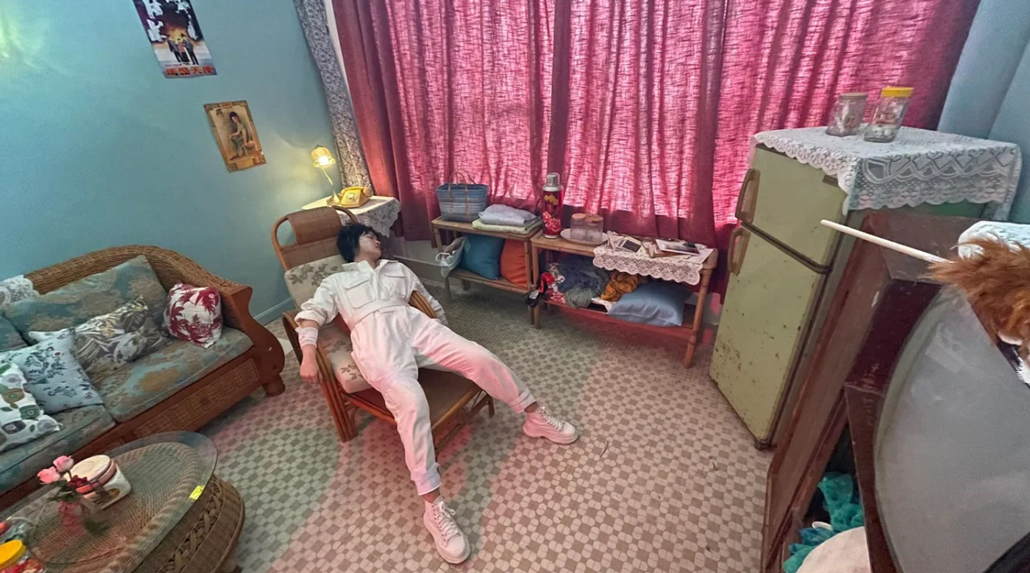 쉬 펠 투 어스