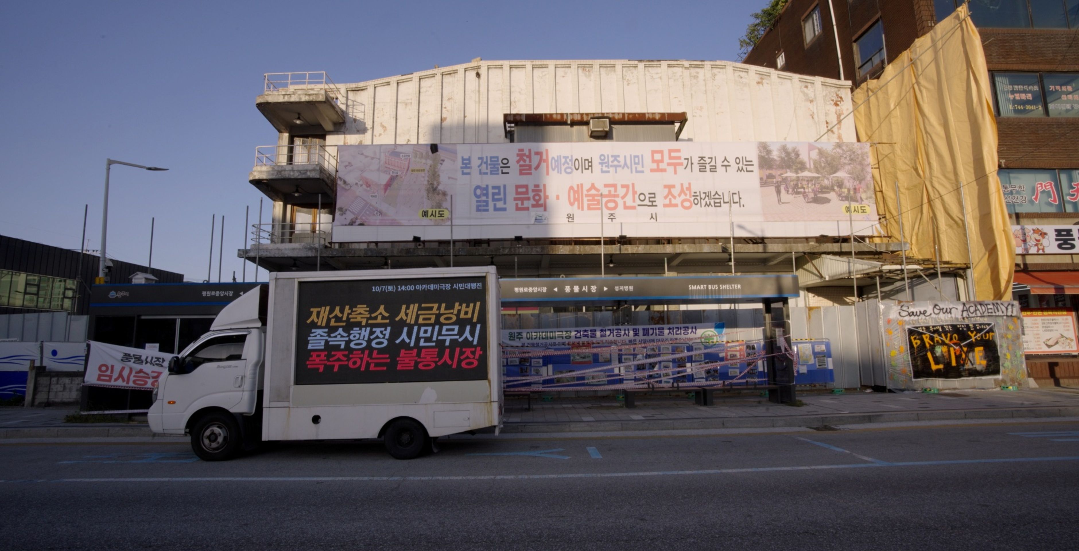 무너지지 않는다
