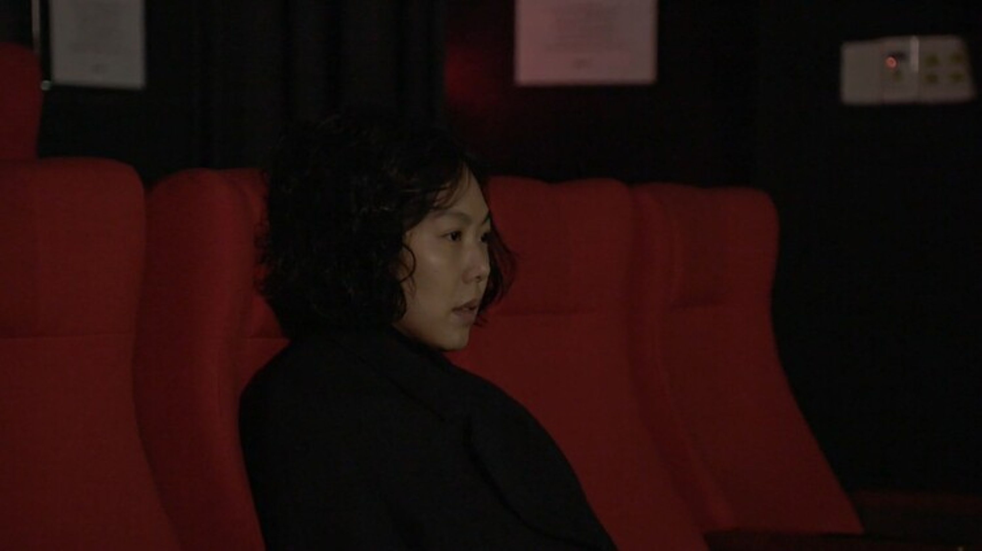 김민희 영화를 보는 김민희