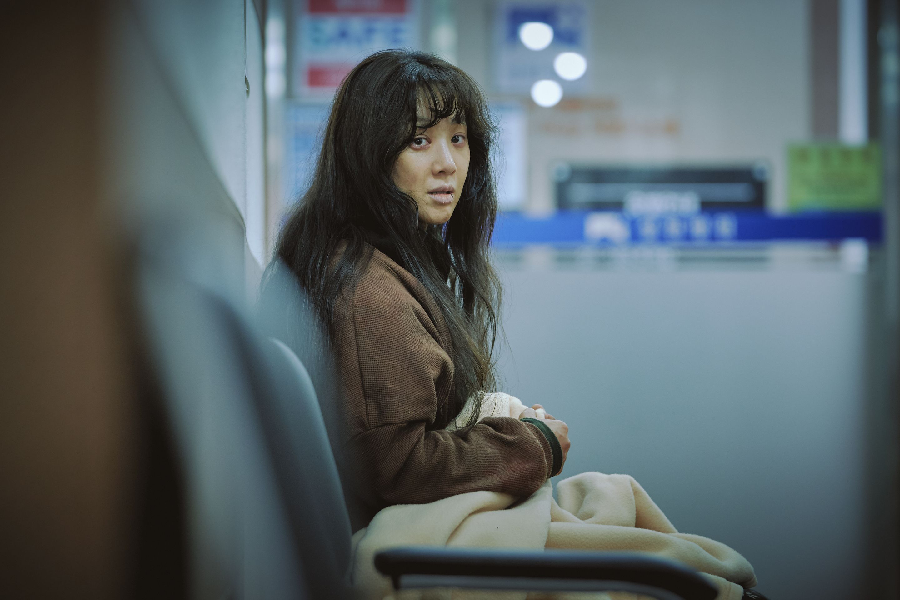 하얀 차를 탄 여자