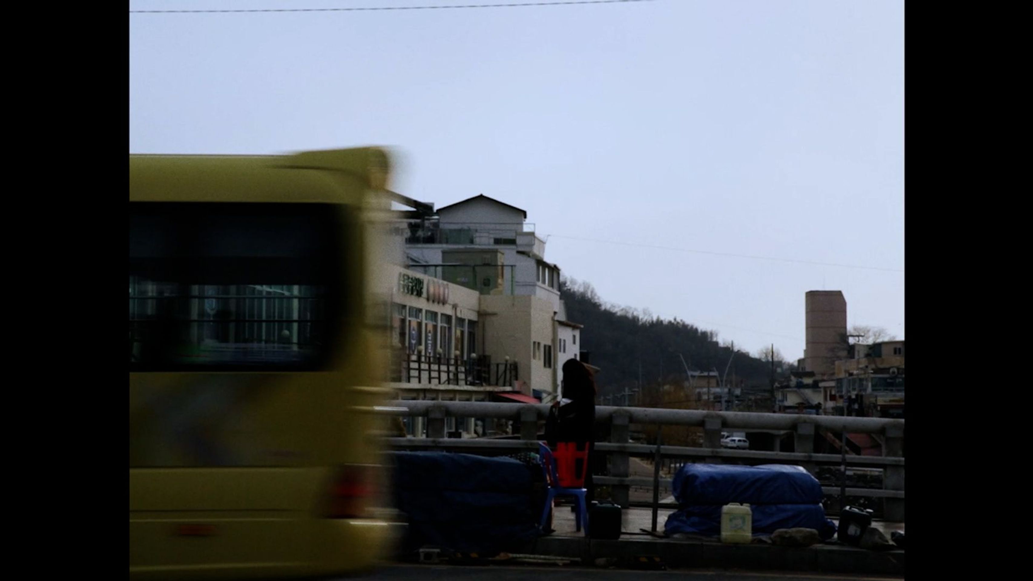 흘러간다