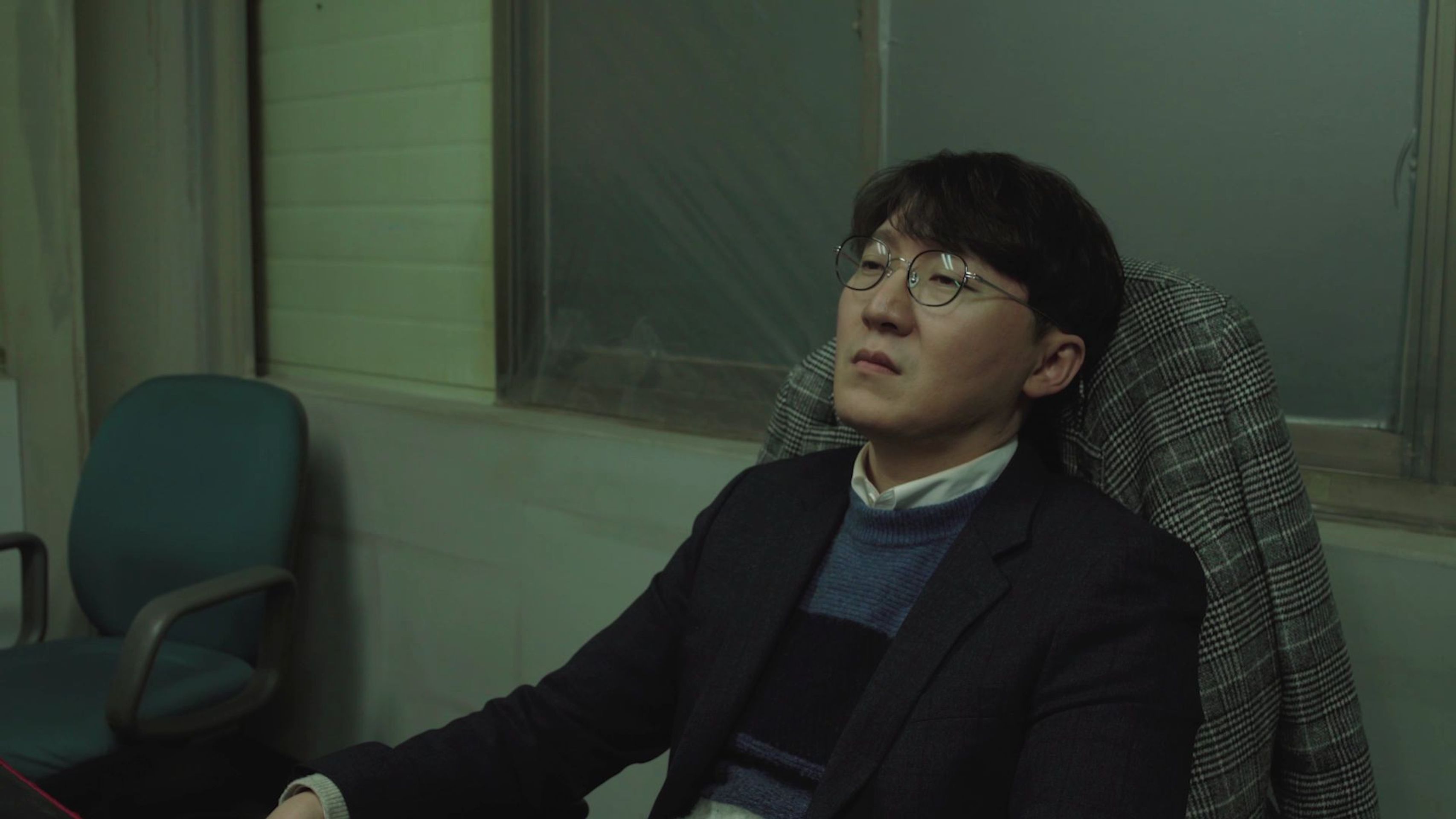 나는 누가 듣지 않게끔 외친다.